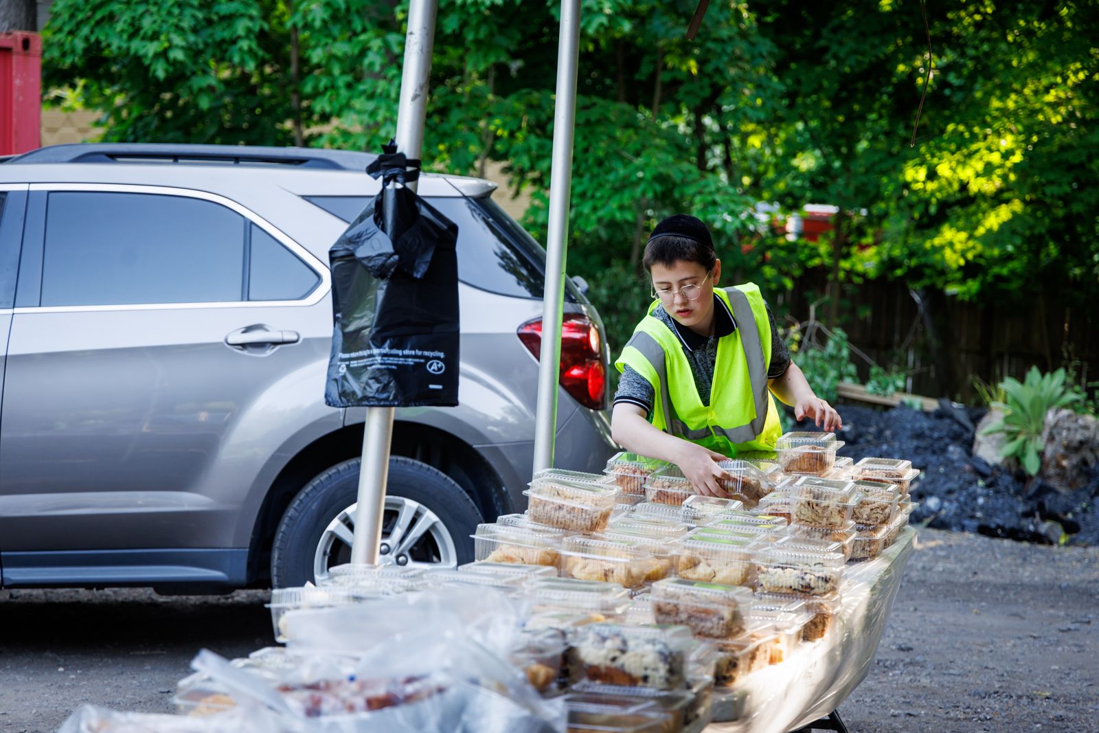 A Zeh L'Zeh volunteer loading rescued food